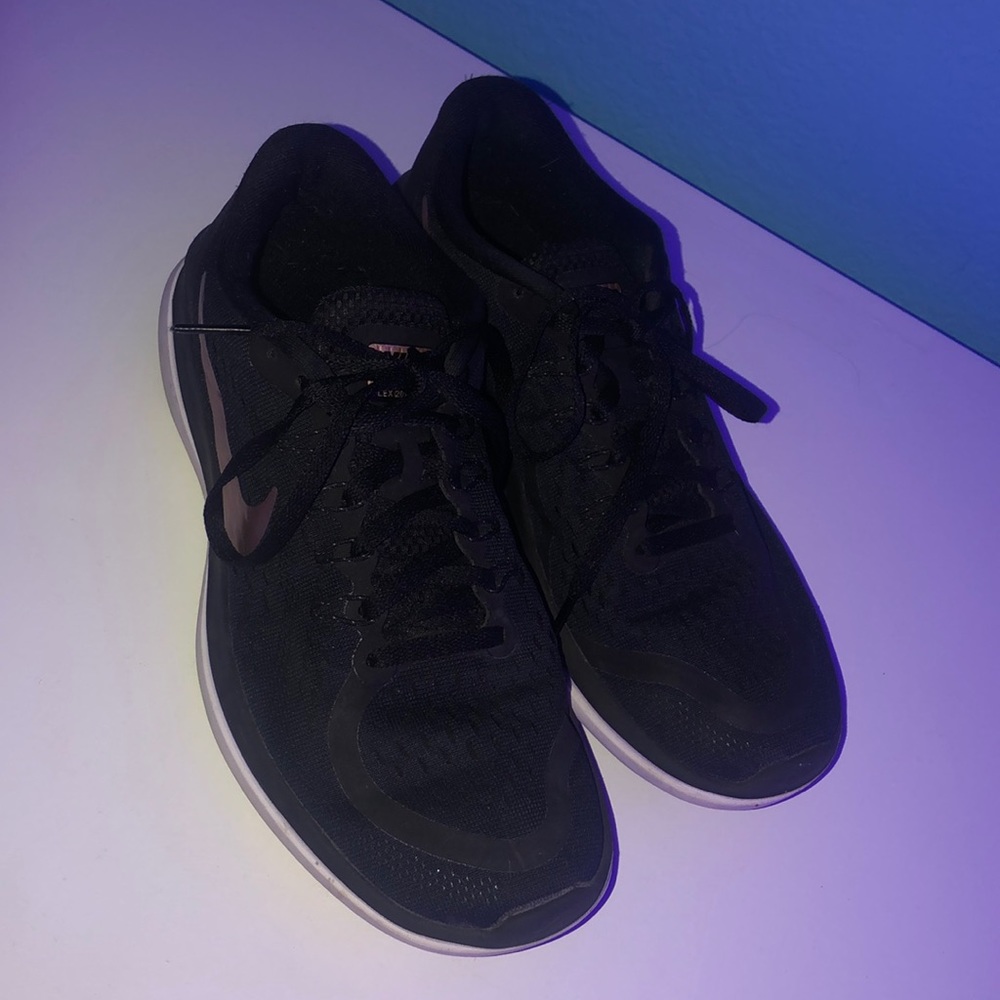 woman’s size 8 nike flex rose gold